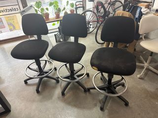 3 Sillas de Oficina Ajustables. 12 eur. Van juntas