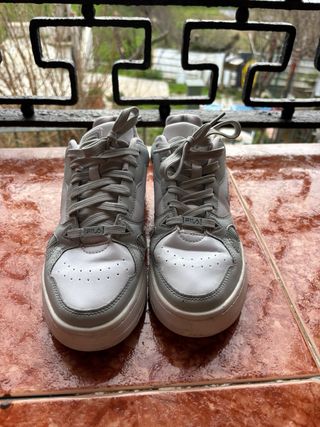 Zapatillas Fila grises y blancas