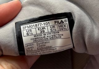 Zapatillas Fila grises y blancas