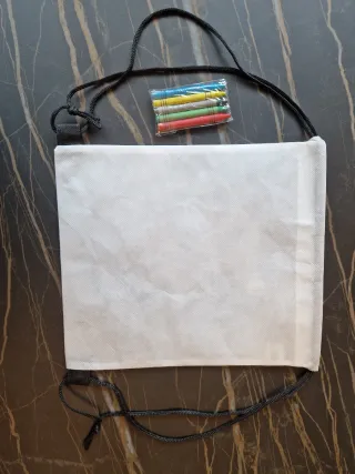 Borsetta bianca con 5 pastelli a cera da colorare