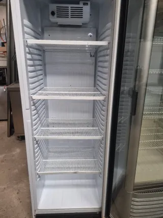 Nevera expositora vertical
