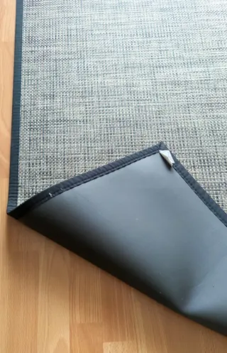 Alfombra de tela gris