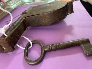 Candado de barra de forja antiguo