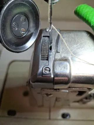 Máquina de coser industrial PFAFF para calzado.