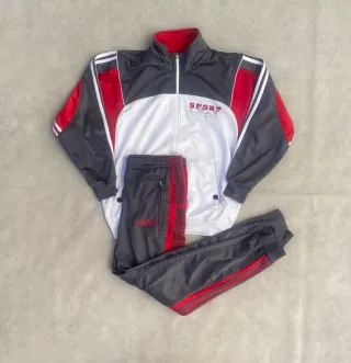 Conjunto deportivo Adidas gris y rojo