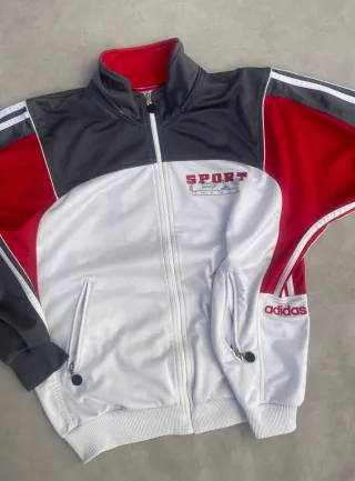 Conjunto deportivo Adidas gris y rojo