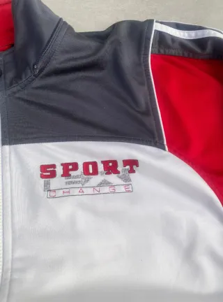 Conjunto deportivo Adidas gris y rojo