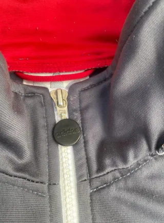 Conjunto deportivo Adidas gris y rojo