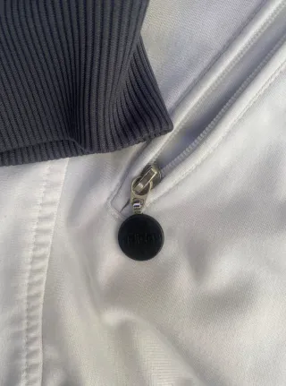 Conjunto deportivo Adidas gris y rojo