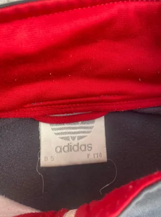 Conjunto deportivo Adidas gris y rojo