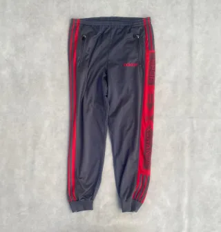 Conjunto deportivo Adidas gris y rojo