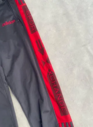 Conjunto deportivo Adidas gris y rojo
