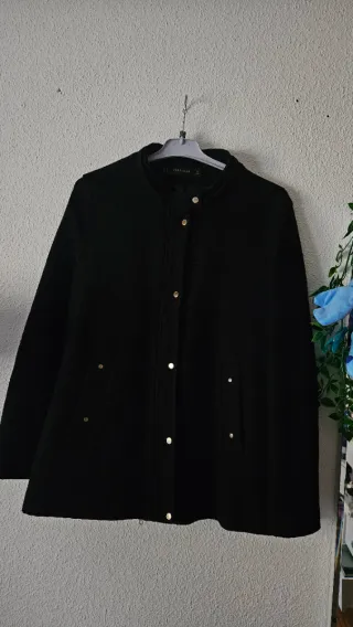 Abrigo negro Zara