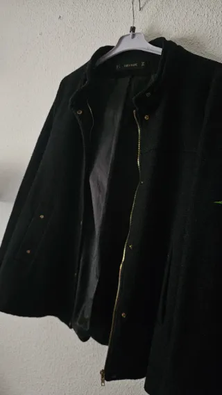 Abrigo negro Zara