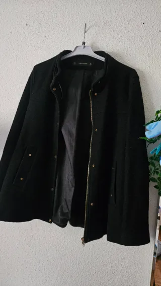 Abrigo negro Zara