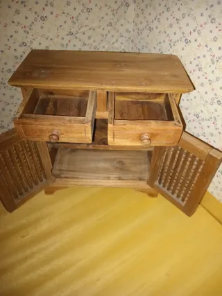 Mueble antiguo de madera para muñecas