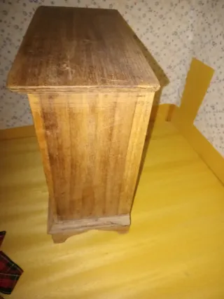 Mueble antiguo de madera para muñecas