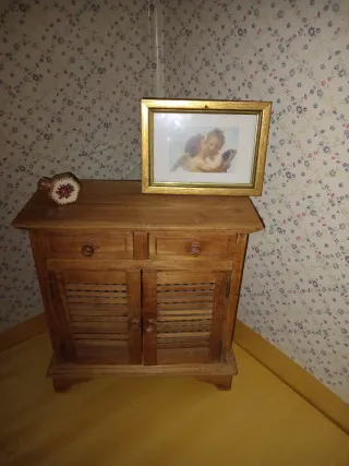 Mueble antiguo de madera para muñecas