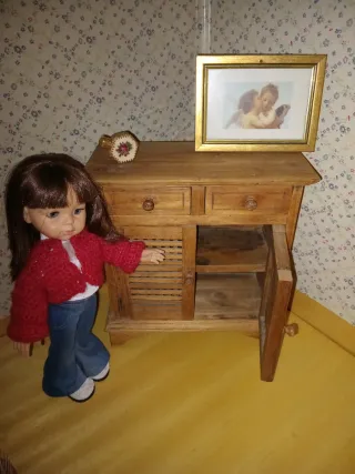 Mueble antiguo de madera para muñecas