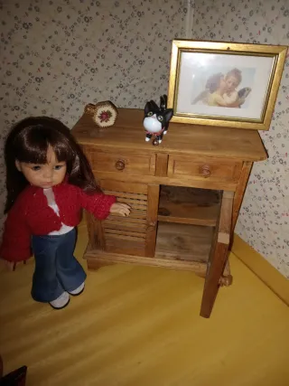 Mueble antiguo de madera para muñecas