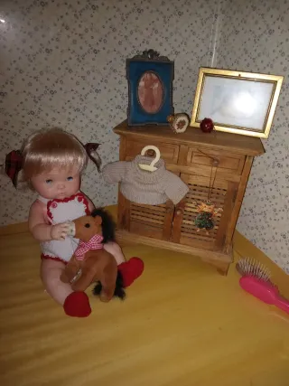 Mueble antiguo de madera para muñecas