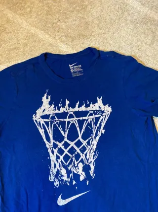 Camiseta Nike Azul con Estampado Baloncesto