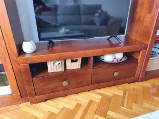 Mueble de salón de madera color nogal