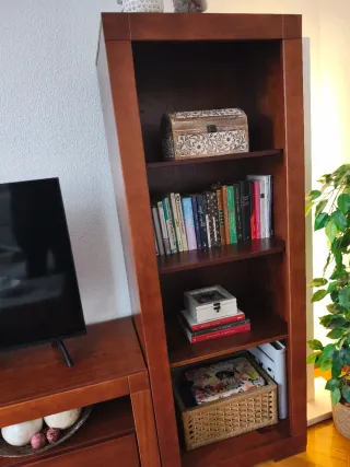 Mueble de salón de madera color nogal