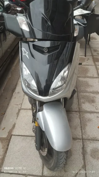 Maxiscooter Automática Plata