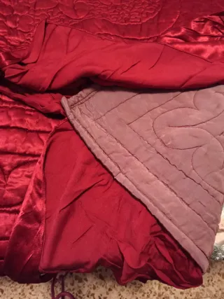 Colcha de raso roja guateada