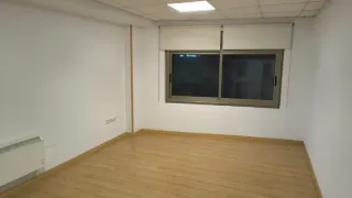 Se alquila entresuelo buena localización