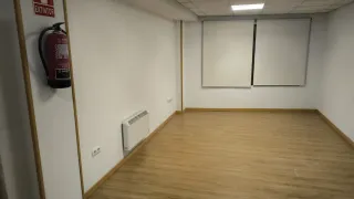 Se alquila entresuelo buena localización