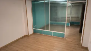 Se alquila entresuelo buena localización