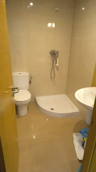 Se alquila entresuelo buena localización