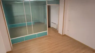 Se alquila entresuelo buena localización