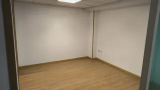 Se alquila entresuelo buena localización