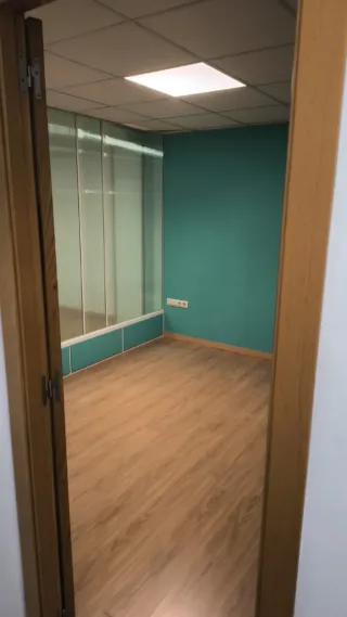 Se alquila entresuelo buena localización