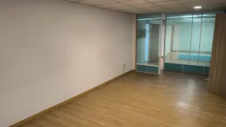 Se alquila entresuelo buena localización