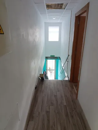 Se alquila entresuelo buena localización