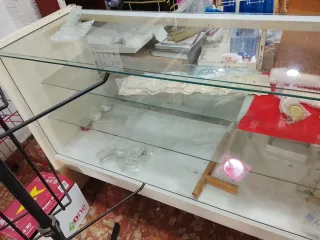 Mostrador de cristal y madera.Esta en Huelva capit