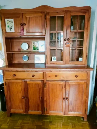 Mueble de comedor de madera y cristal, de pino