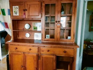 Mueble de comedor de madera y cristal, de pino