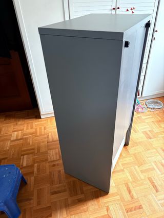 Cómoda gris y blanca con mandalas