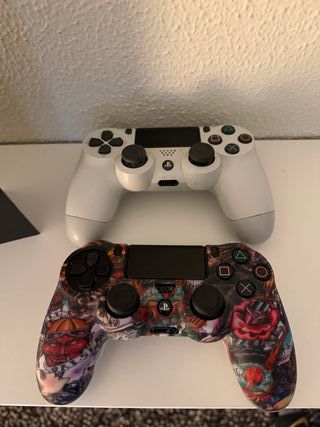 PS4 (PlayStation 4) con 2 mandos y 6 juegos