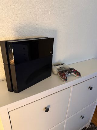 PS4 (PlayStation 4) con 2 mandos y 6 juegos