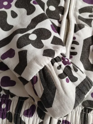 Sudadera Bershka S  morada, blanco y negro.