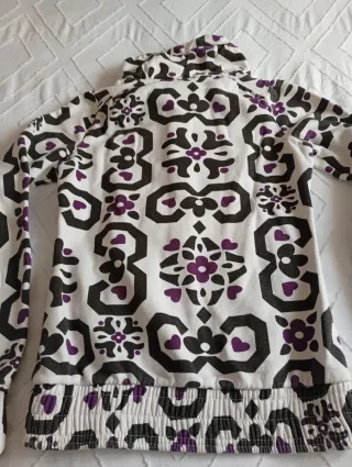 Sudadera Bershka S  morada, blanco y negro.