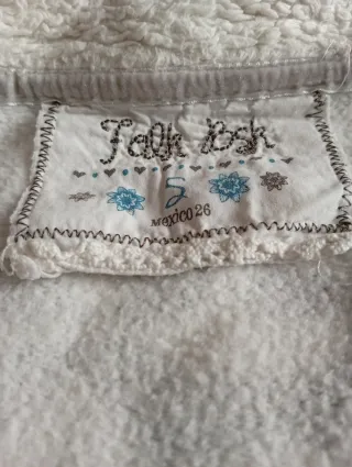 Sudadera Bershka S  morada, blanco y negro.