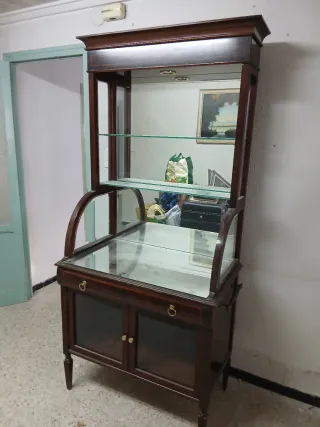 Vitrina de madera y cristal