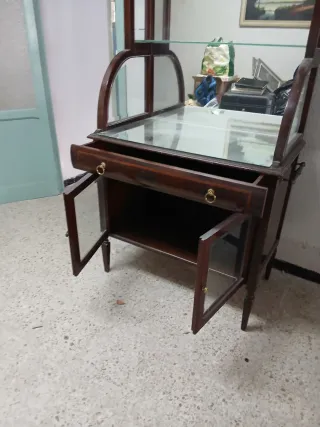 Vitrina de madera y cristal